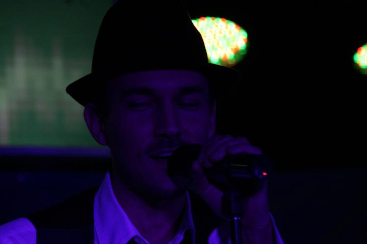 2008-11-28 M3_live at replugged 015.jpg